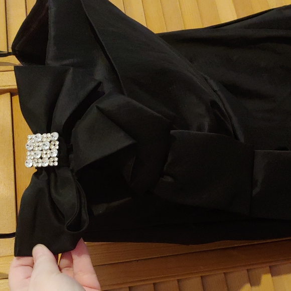 Beautiful NWOT black formal dress with boning. Size 20 plus - Picture 3 of 9